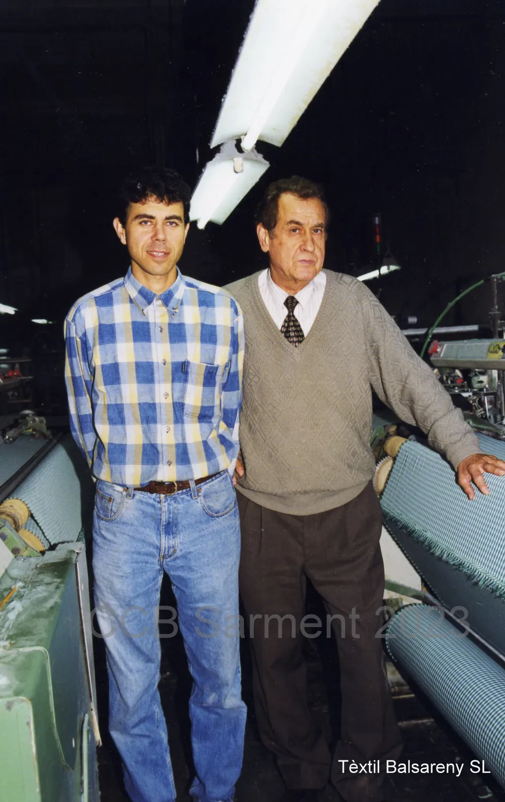 Emili Bonals Junyent y su padre, Ricard Bonals Carreté, de pie entre los telares